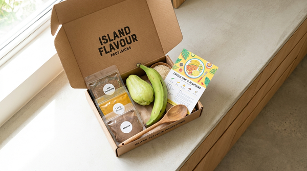 Box repas Cook'Îles ouverte avec épices et légumes pays